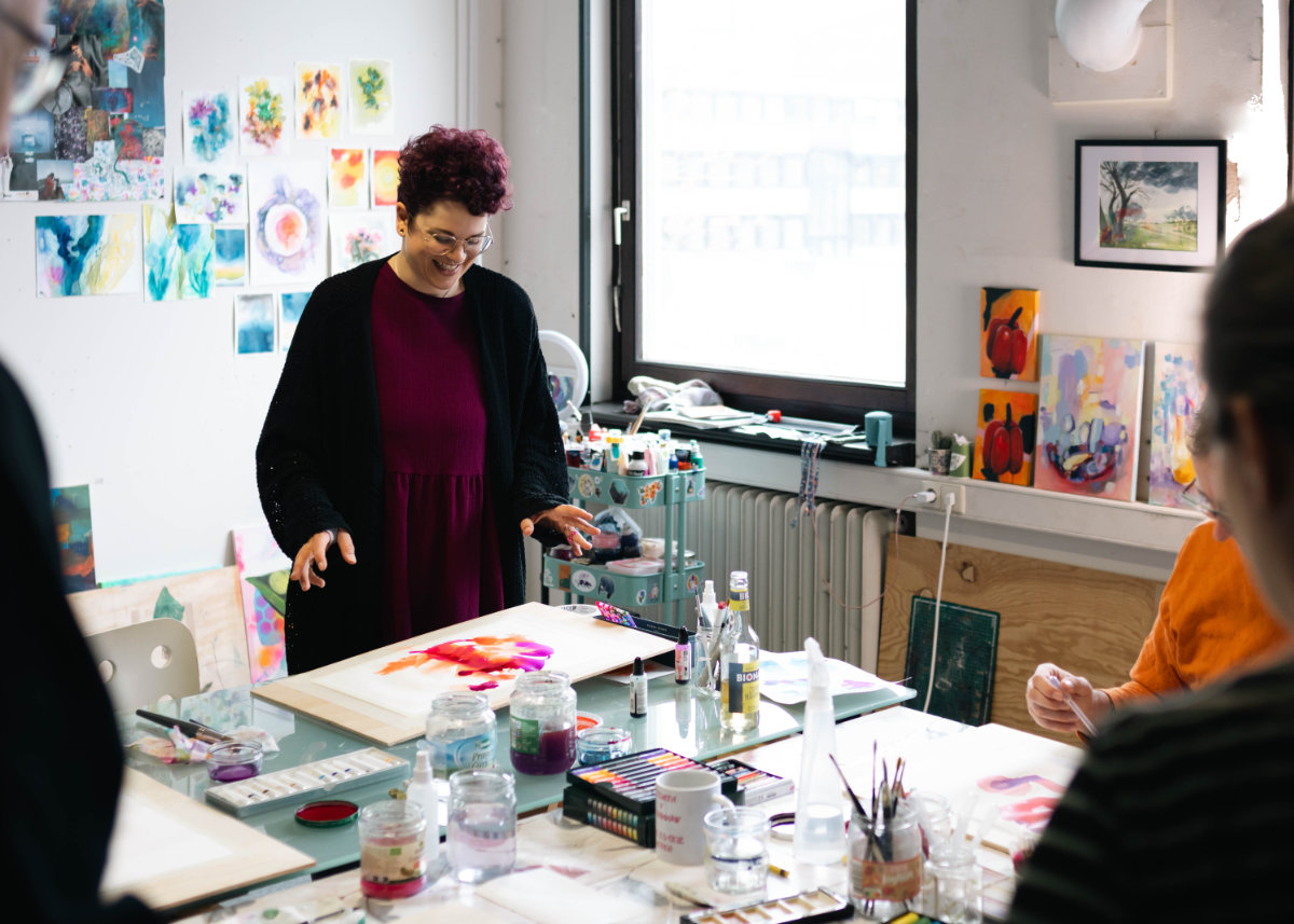 Julia in her studio teaching a watercolour class. Photo: Desirée Link